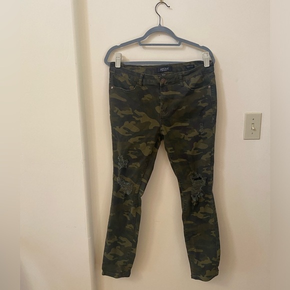 JUDY BLUE DISTRESSED CAMO SKINNY FIT JEANS SIZE 13/31 - Picture 2 of 8